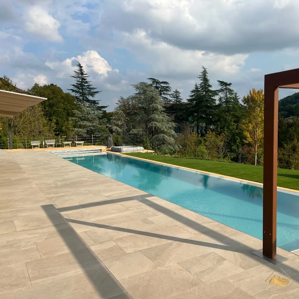 Prato sintetico installato a bordo piscina, perfetto per un’area relax elegante, drenante e sempre in ordine senza bisogno di manutenzione.